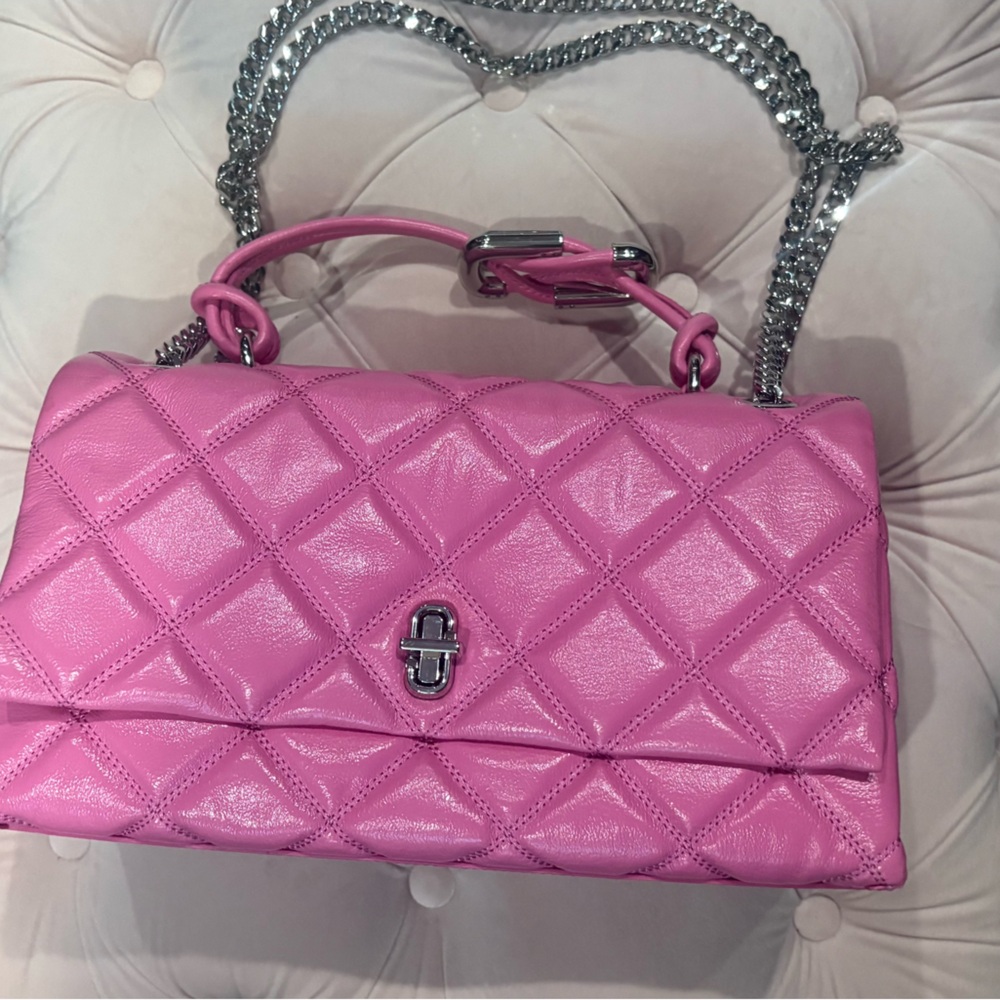 Marc Jacobs THE QUILTED DUAL CONVERTIBLE SHOULDER BAG
Bow Pink